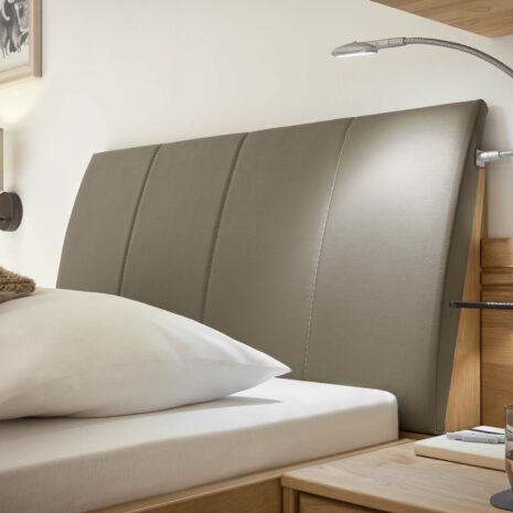 GRAZ_Erle tm_Bett90x200 Polster-KT Havanna_Detail Kopfteil_LED-Buegelleuchte in silber GRAZ_Erle tm_Bett90x200 Polster-KT Havanna_Detail Kopfteil_LED-Buegelleuchte in silber